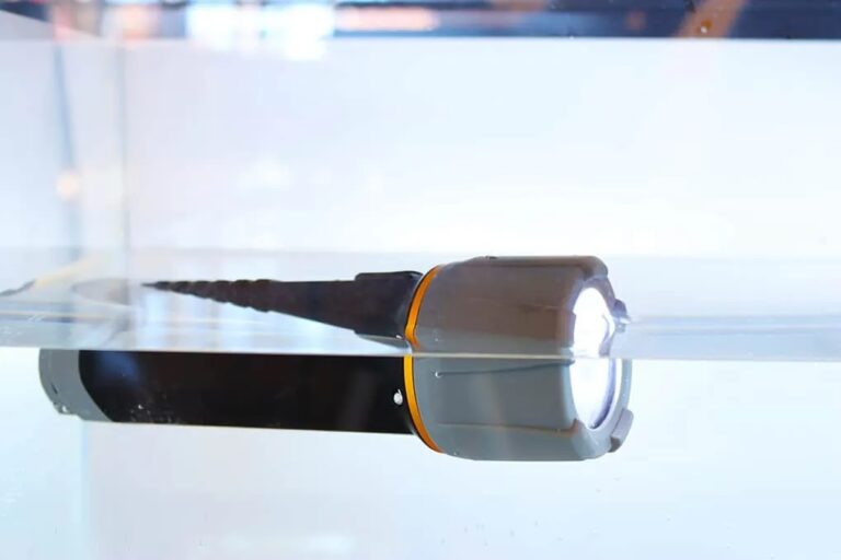 torcia duracell led 200lm autonomia 8h portata 150mt IPX6 galleggiante accensione automatica in acqua - immagine 4